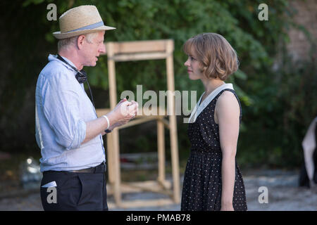 Autor/Regisseur Richard Curtis und RACHEL MCADAMS als Maria auf dem Set von 'Über die Zeit' Stockfoto