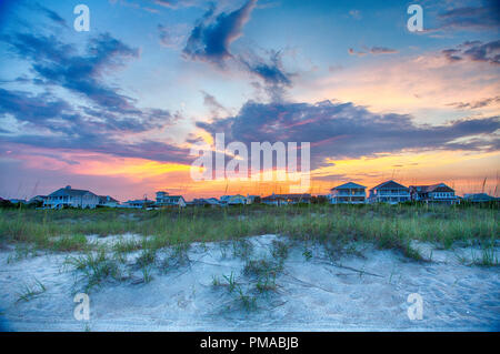 Luxuriöse Häuser am Strand in Wrightsville Beach, North Carolina, wie die Sonne im Hintergrund. Ground Zero für Hurrikan Florenz, erodiert Stockfoto