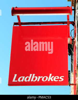 Ladbrokes, Wettbüro, Zeichen, Logos, England, Großbritannien Stockfoto