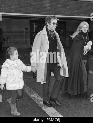 Peter Sellers mit Tochter Victoria und ex - Frau Britt Ekland, 1970 © GFS/Hollywood Archiv - Alle Rechte vorbehalten File Reference # 32368 016 THA Stockfoto