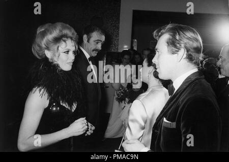 Prinzessin Margaret meets Sean Connery und Brigitte Bardot, bei der Premiere des halako' 1968 © GFS/Hollywood Archiv - Alle Rechte vorbehalten File Reference # 32368 082 THA Stockfoto