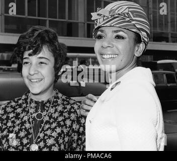 Shirley Bassey mit Ihrem daaughter Sharion, 1967 © GFS/Hollywood Archiv - Alle Rechte vorbehalten File Reference # 32368 093 THA Stockfoto