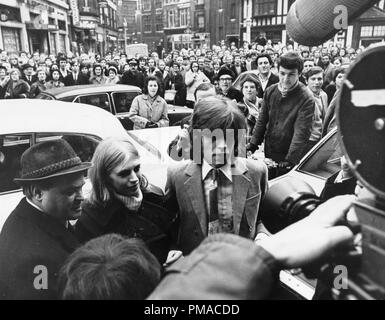 Mick Jagger von den Rolling Stones, und Freundin Marianne Faithfull am Hof Anreise Drogeaufladungen zu Gesicht, 1970 © GFS/Hollywood Archiv - Alle Rechte vorbehalten File Reference # 32368 159 THA Stockfoto