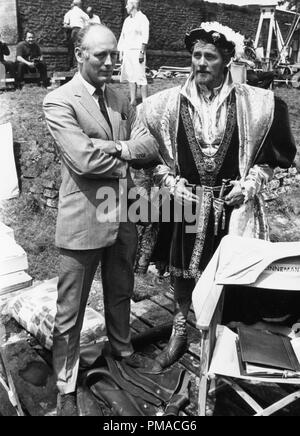 Robert Shaw im Charakter als Heinrich der VIII während der Dreharbeiten zu "ein Mann für alle Jahreszeiten" mit Herrn Montague von Beaulieu, 1966 Datei Referenz # 32368 214 THA Stockfoto