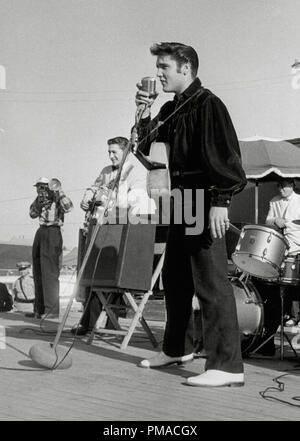 Elvis Presley drehte zwei im Freien Tribüne zeigen Auftritte im Mississippi-Alabama State Fair am 26. September 1956 in der Nähe von Riot mit seinem Gesang in Tupelo, Mississippi, wo er geboren wurde. Datei Referenz # 32368 230 THA Stockfoto