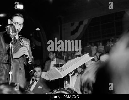 Portrait von Benny Goodman, Sid Catlett und Vido Musso, 400 Restaurant, New York, N.Y., zwischen 1946 und 1948. Foto: William P. Datei Referenz # 32368 486 THA Stockfoto