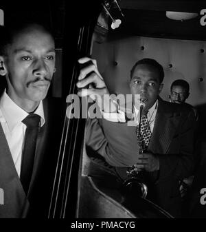 Portrait von Charlie Parker, Tommy Potter und Max Roach, drei Zweien, New York, N.Y., ca. 12.08.1947. Foto: William P. Datei Referenz # 32368 511 THA Stockfoto