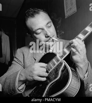 Portrait von Django Reinhardt, Aquarium, New York, N.Y., ca. Nov. 1946. Foto: William P. Datei Referenz # 32368 519 THA Stockfoto