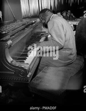 Portrait von Erroll Garner, New York, N.Y., zwischen 1946 und 1948. Foto: William P. Datei Referenz # 32368 535 THA Stockfoto