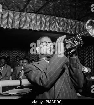 Portrait von Dizzy Gillespie, John Lewis, Cecil Payne, Ray Brown, und Miles Davis, Downbeat, New York, N.Y., zwischen 1946 und 1948. Foto: William P. Datei Referenz # 32368 536 THA Stockfoto