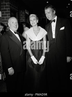 Alfred Hitchcock, Grace Kelly, James Stewart PR für "Heckscheibe" ca. 1954 Datei Referenz # 32368 712 THA Stockfoto