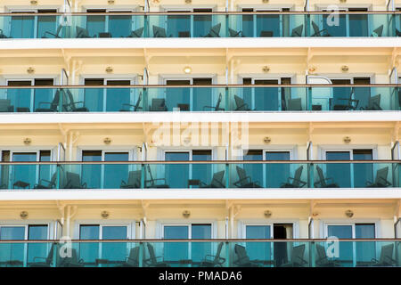 Reihen der Balkone mit Tisch und Stühlen für eine externe Sicht auf die Welt, wenn Sie im Urlaub Stockfoto