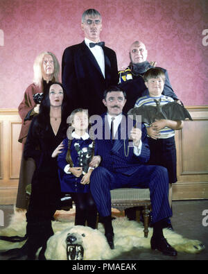 Carolyn Jones, John astin und Besetzung der "Addams Family", ca. 1964 ABC-Datei Referenz # 32509 731 THA Stockfoto