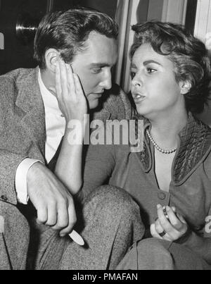 Dennis Hopper und Elizabeth Taylor auf dem Set von 'Giant', 1955 Warner Bros.-Datei Referenz # 32633 427 THA Stockfoto