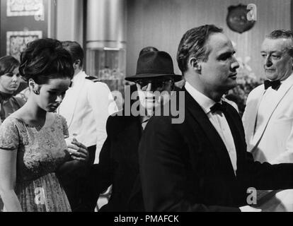 Geraldine Chaplin und Marlon Brando am Set von "Die Gräfin von Hongkong", 1965 © GFS/Hollywood Archiv - Alle Rechte vorbehalten File Reference # 32633 481 THA Stockfoto