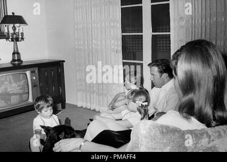 William Shatner mit seiner Frau Gloria Rand und ihre Kinder Leslie, Lisabeth und Melanie ca. 1966 © GFS/Hollywood Archiv - Alle Rechte vorbehalten File Reference # 32633 552 THA Stockfoto