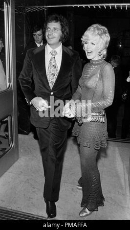 Connie Stevens und ihren Manager Morton Styne bei der Premiere von "Little Big Man", 1971 © GFS/Hollywood Archiv - Alle Rechte vorbehalten File Reference # 32633 558 THA Stockfoto