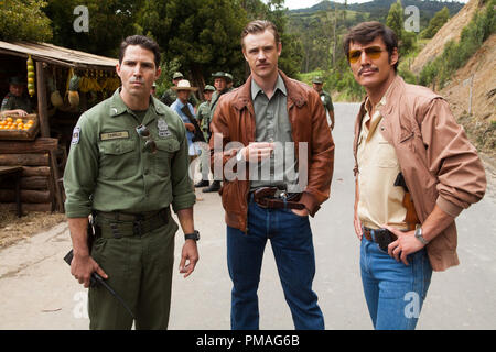 (L und R) MAURICE COMPTE, BOYD HOLBROOK und PEDRO PASCAL Stern in NARCOS. Stockfoto