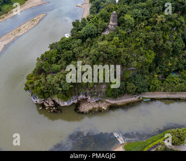 Der Elefantenrüsselberg ist das Symbol der Stadt Guilin. Es erhielt seinen Namen, weil es aussieht wie ein Elefant Trinkwasser. Die runde Öffnung, Stockfoto