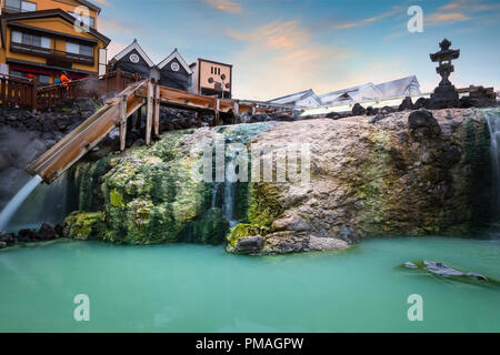 Yubatake Hotspring in Kusatsu Onsen in Kanagawa, Japan, KANAGAWA, Japan - 27. APRIL 2018: Kusatsu Onsen ca. 200 Kilometer nord-nordwestlich von Toky entfernt Stockfoto