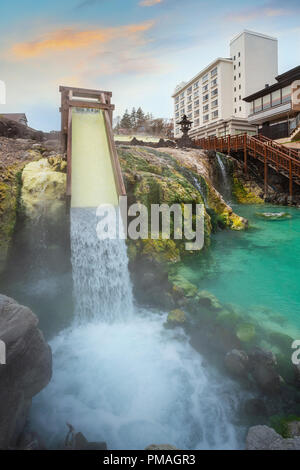 Yubatake Hotspring in Kusatsu Onsen in Kanagawa, Japan, KANAGAWA, Japan - 27. APRIL 2018: Kusatsu Onsen ca. 200 Kilometer nord-nordwestlich von Toky entfernt Stockfoto