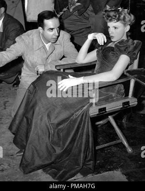 Regisseur Vincente Minnelli und Judy Garland während einer Drehpause „Meet Me in St. Louis“ 1944 MGM - No Release - for redtorial Use File Reference # 32733 500THA Stockfoto