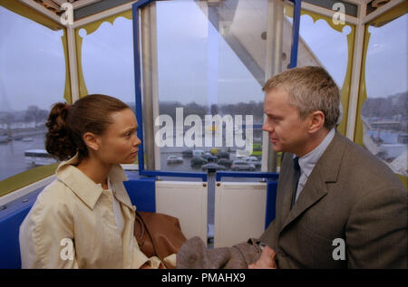 Regina Lambert (THANDIE NEWTON) trifft Herr Bartholomäus (Tim Robbins), einer Geraden geschnürt Amerikanische Botschaft Offizielle, nach dem Mord an ihrem Ehemann. "Die Wahrheit über Charlie' (2002) Stockfoto