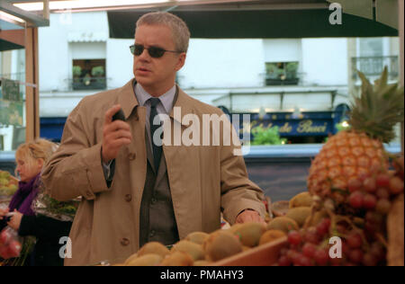 Herr Bartholomäus (Tim Robbins) glaubt Regina Lambert (THANDIE NEWTON) unwissentlich besitzt der Schatz der Mörder ihres Mannes zu suchen. "Die Wahrheit über Charlie' (2002) Stockfoto