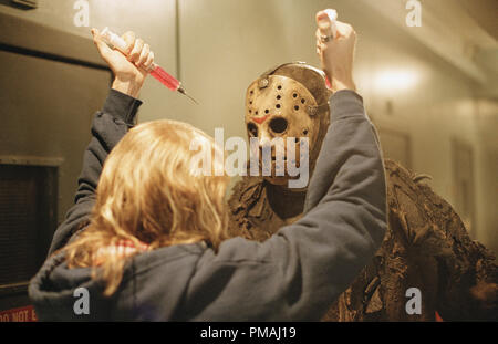 (Nach rechts) Freeburg (Kyle Labine) Versuche, Jason (Ken Kirzinger) Ultimate Showdown von New Line Cinema unterwerfen, FREDDY VS. JASON. 2003 Stockfoto