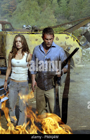 Jessie (Eliza Dushku) und Chris (Desmond Harrington) machen ihre Bewegung gegen eine schreckliche Bedrohung. "Wrong Turn" (2003) Stockfoto