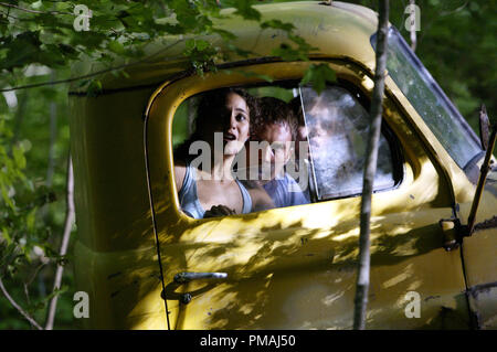 Carly (Emmanuelle Chriqui, links), Chris (Desmond Harrington) und Jessie (Eliza Dushku) reagieren auf die schrecklichen Ereignisse, die sich vor Ihnen. "Wrong Turn" (2003) Stockfoto