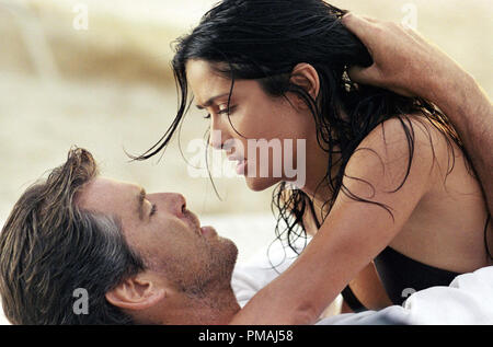 (Nach rechts) Pierce Brosnan als 'Max' ein meisterdieb und Salma Hayek als "Lola" seine Freundin und komplizin in der New Line Cinema Film nach dem Sonnenuntergang. (2004) Stockfoto