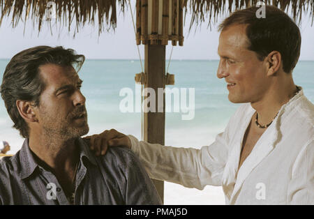 (Nach rechts) Pierce Brosnan als Meisterdieb 'Max' und Woody Harrelson als FBI Agent tan' in der New Line Cinema Film nach dem Sonnenuntergang. (2004) Stockfoto