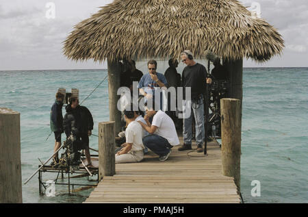 Ein Blick hinter die Kulissen der Dreharbeiten im Atlantis Resort als Regisseur Brett Ratner geht über die Szene mit Pierce Brosnan und Woody Harrelson während Boom Operator Mychal Smith und 1 N.CHR. Jamie Freitag stehen in der New Line Cinema Film nach dem Sonnenuntergang. (2004) Stockfoto