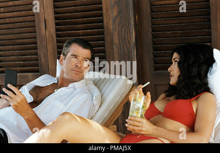 (Von links nach rechts) Pierce Brosnan als 'Max' und Salma Hayek als "Lola" genießen das Leben auf den Bahamas in der New Line Cinema Film nach dem Sonnenuntergang. (2004) Stockfoto