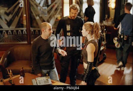 Regisseur/Autor David Web (links) beschreibt eine Szene mit Ryan Reynolds (Mitte) und Jessica Biel (rechts) am Set von New Line Cinema Action - Abenteuer, Blade: Trinity. (2004) Stockfoto