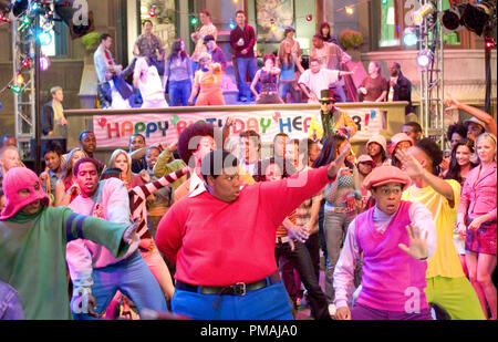 Fat Albert (Kenan Thompson, vorne, Mitte) und Freunde wow Partygänger mit ihren Tanz bewegt. "Fat Albert" (2004) Stockfoto