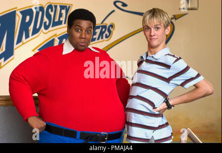 Fat Albert (Kenan Thompson) macht eine 'große' Eindruck mit einem seiner Mitschüler (Sänger Aaron Carter). "Fat Albert" (2004) Stockfoto