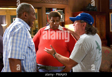 Bill Cosby und Regisseur Joel Zwick eine Szene mit Kenan Thompson Überprüfung am Set von "Fat Albert". "Fat Albert" (2004) Stockfoto