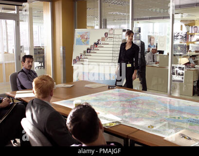 (L - r) JEAN HUGUES ANGLADE (ganz links), und Angelina Jolie in der psychothriller "Leben", von Warner Bros. Pictures vertrieben. (2004) Stockfoto