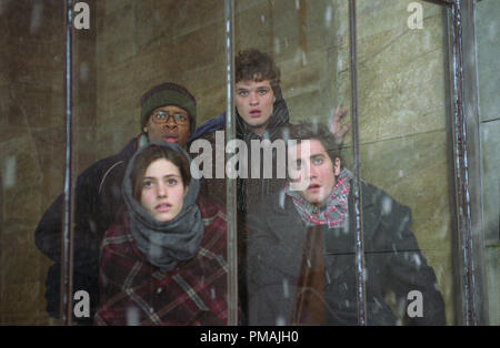 (Im Uhrzeigersinn von links unten) Emmy Rossum, Arjay Smith, Austin Nichols und Jake Gyllenhaal starren ungläubig die gefrorenen Ödland, New York City' zu sein, der Tag nach Morgen" (2004) Stockfoto