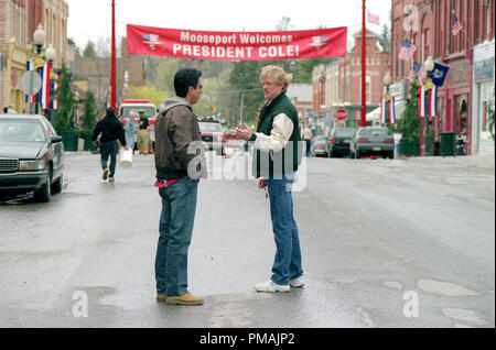 Ray Romano, Links, verleiht mit Regisseur Donald Petrie am Set von "WILLKOMMEN IN MOOSEPORT. (2004) Stockfoto