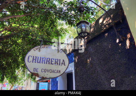 COYOACAN, MEXIKO CITY, Mexiko - 20 April 2018: Schöne Coyoacan Straßen und Häuser im historischen Stadtteil, der Frida Kahlo Museum und wird bevorzugt Stockfoto