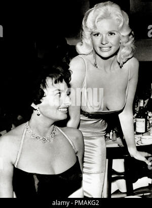 Jayne Mansfield und Sophia Loren bei Romanoff in Beverly Hills, CA April 12, 1957 Datei Referenz # 33300 494 THA Stockfoto
