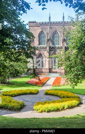 Chester, England - 16. August 2016: Die Kathedrale und die Gärten. Seit 1541 ist der Sitz des Bischofs. Stockfoto