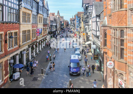Chester, England - 16. August 2016: Blick nach unten Eastgate Street. Die Straße ist eine geschäftige Einkaufsviertel. Stockfoto