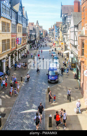 Chester, England - 16. August 2016: Blick nach unten Eastgate Street. Die Straße ist eine geschäftige Einkaufsviertel. Stockfoto