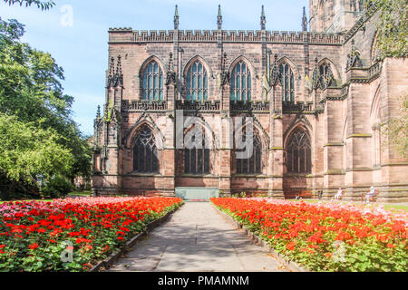 Chester, England - 16. August 2016: Die Kathedrale und die Gärten. Seit 1541 ist der Sitz des Bischofs. Stockfoto