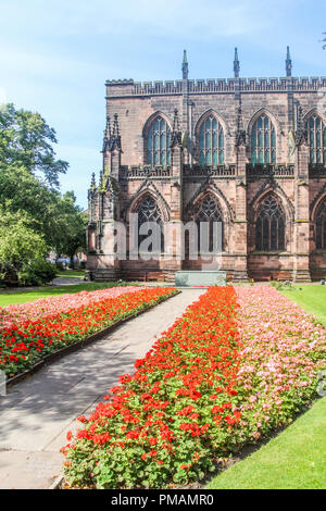 Chester, England - 16. August 2016: Die Kathedrale und die Gärten. Seit 1541 ist der Sitz des Bischofs. Stockfoto