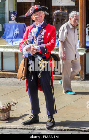 Chester, England - 16. August 2016: Der Stadtausrufer. Ein alter englischer Tradition für die Ankündigung von Veranstaltungen. Stockfoto